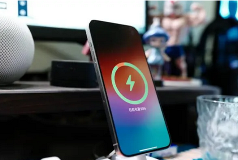 开鲁苹果15换屏服务分享用什么充电器给iPhone15充电更好 